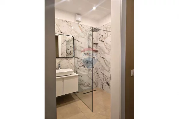 Shtepi me qera Apartament ne Tirane, 2+1, Mobilimi E mobiluar, Pagesa 1,250  Euro.