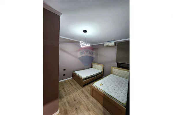 Shtepi me qera Apartament ne Tirane, 3+1, Mobilimi E mobiluar, Pagesa 1,200  Euro.