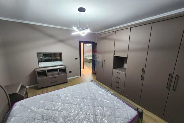 Shtepi me qera Apartament ne Tirane, 3+1, Mobilimi E mobiluar, Pagesa 1,200  Euro.