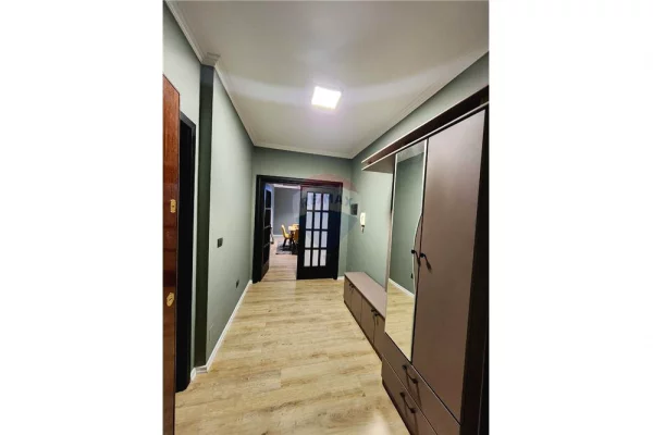 Shtepi me qera Apartament ne Tirane, 3+1, Mobilimi E mobiluar, Pagesa 1,200  Euro.