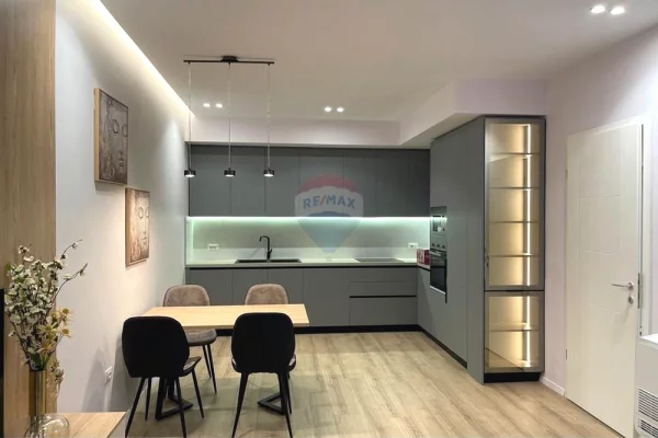 Shtepi me qera Apartament ne Tirane, 2+1, Mobilimi E mobiluar, Pagesa 1,300  Euro.