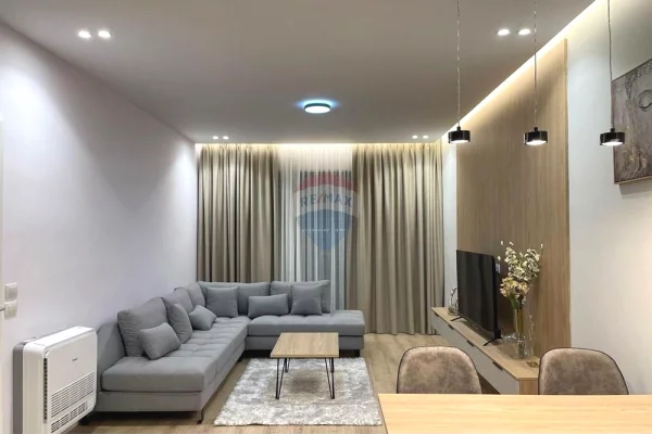 Shtepi me qera 2+1 ne Tirane - 1,300 Euro