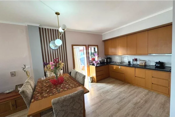 Shtepi me qera Apartament ne Tirane, 2+1, Mobilimi E mobiluar, Pagesa 600  Euro.