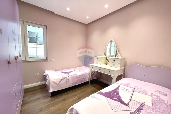 Shtepi me qera Apartament ne Tirane, 2+1, Mobilimi E mobiluar, Pagesa 1,000  Euro.