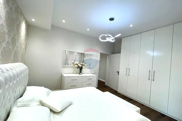 Shtepi me qera Apartament ne Tirane, 2+1, Mobilimi E mobiluar, Pagesa 1,000  Euro.