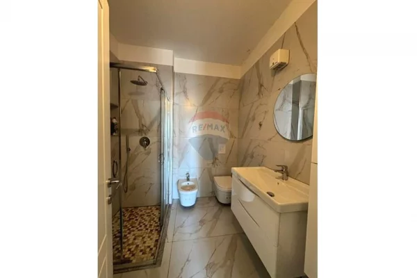 Shtepi me qera Apartament ne Tirane, 2+1, Mobilimi E mobiluar, Pagesa 1,100  Euro.