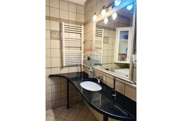 Shtepi me qera Apartament ne Tirane, 2+1, Mobilimi E mobiluar, Pagesa 1,100  Euro.