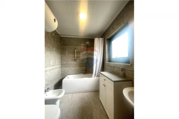 Shtepi me qera Apartament ne Tirane, 3+1, Mobilimi E mobiluar, Pagesa 200,000  Leke.