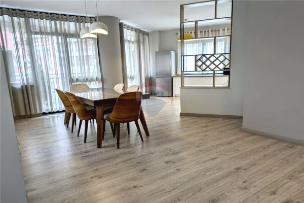 Shtepi me qera Apartament ne Tirane, 3+1, Mobilimi E mobiluar, Pagesa 200,000  Leke.