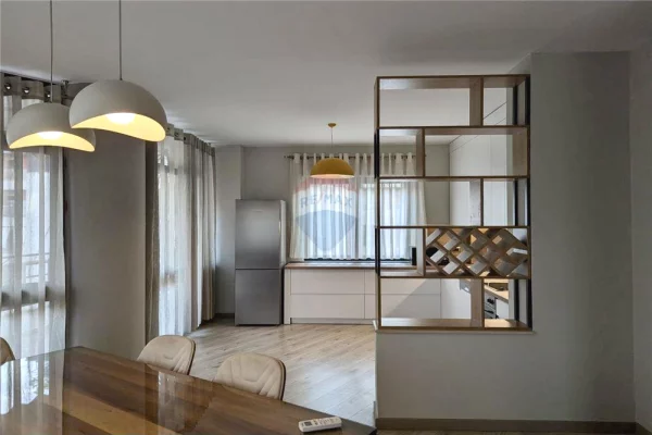 Shtepi me qera Apartament ne Tirane, 3+1, Mobilimi E mobiluar, Pagesa 200,000  Leke.
