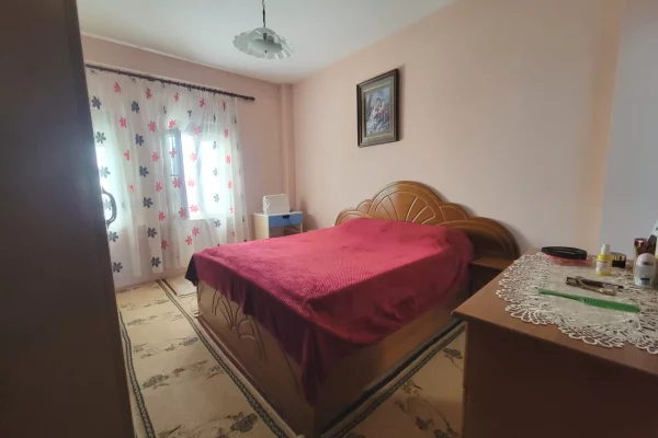 Shtepi ne shitje Apartament ne Tirane, 2+1, Mobilimi E mobiluar, Pagesa 200,000  Euro.