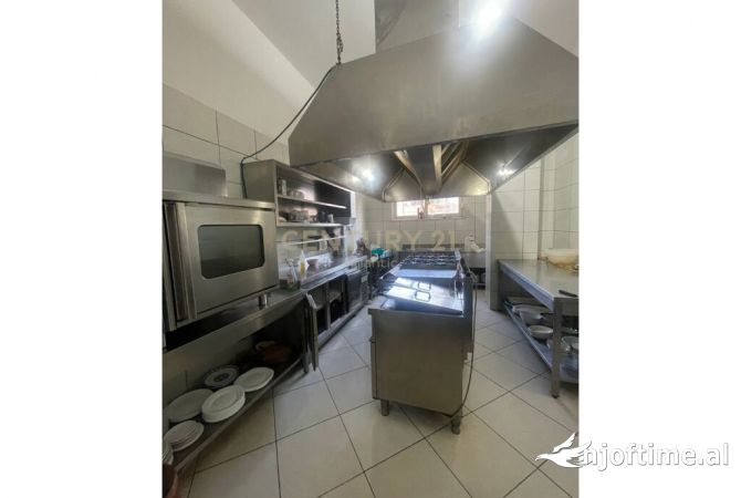 Jepet me Qira Bar-Restorant ne Vijen e Pare Shkembi Kavajes!