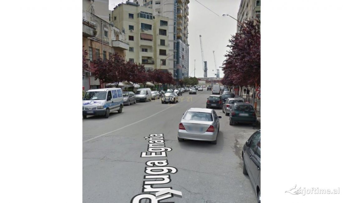 Shitet Dyqan ne Qender Durres