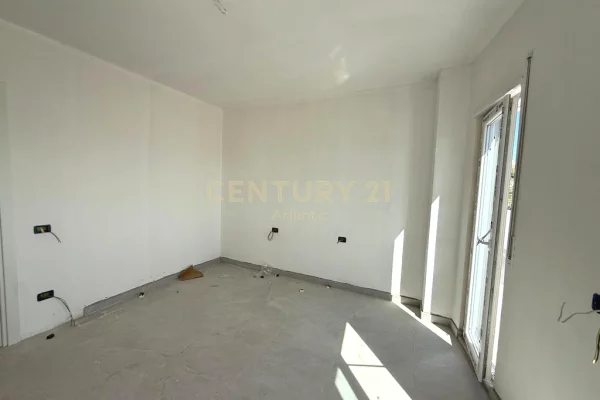 Shtepi ne shitje Apartament ne Durres, 2+1, Mobilimi Bosh, pa mobiluar, Pagesa 132,000  Euro.