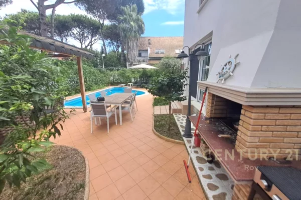 Shtepi ne shitje Vila Luksoze ne Durres, 3+1, Mobilimi E mobiluar, Pagesa 500,000  Euro.