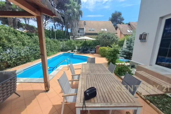 Shtepi ne shitje Vila Luksoze ne Durres, 3+1, Mobilimi E mobiluar, Pagesa 500,000  Euro.