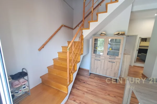 Shtepi ne shitje Vila Luksoze ne Durres, 3+1, Mobilimi E mobiluar, Pagesa 500,000  Euro.