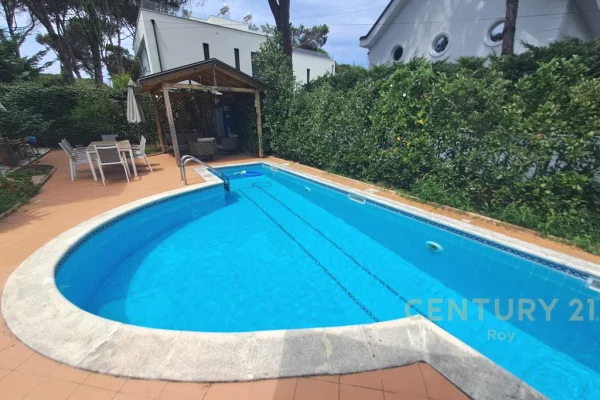 Shtepi ne shitje Vila Luksoze ne Durres, 3+1, Mobilimi E mobiluar, Pagesa 500,000  Euro.