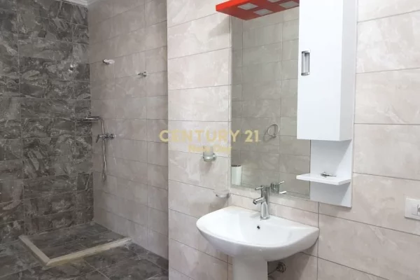 Shtepi ne shitje Apartament ne Durres, 2+1, Mobilimi E mobiluar, Pagesa 312,500  Euro.