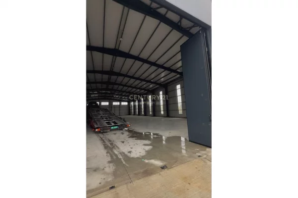 Ambient biznesi me qera 4+1 ne Durres - 2,500 Leke