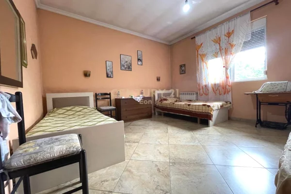 Shtepi ne shitje Shtepi Private ne Durres, 4+1, Mobilimi Pjeserisht e mobiluar, Pagesa 250,000  Euro.