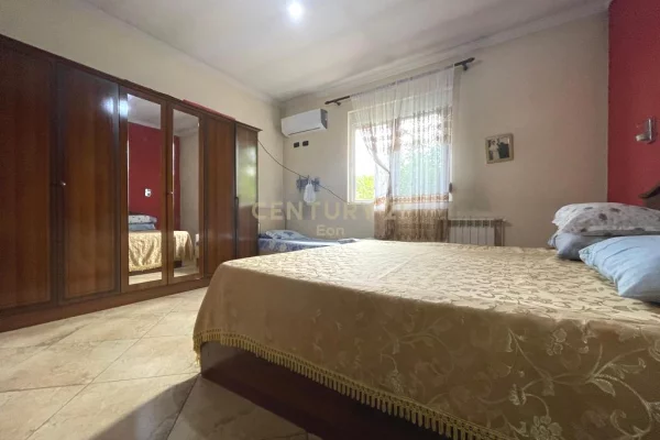 Shtepi ne shitje Shtepi Private ne Durres, 4+1, Mobilimi Pjeserisht e mobiluar, Pagesa 250,000  Euro.