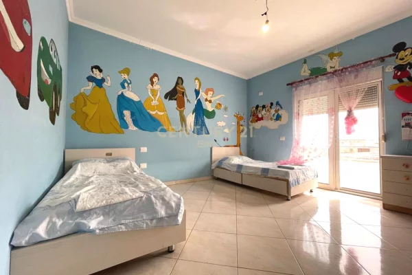 Shtepi ne shitje Shtepi Private ne Durres, 4+1, Mobilimi Pjeserisht e mobiluar, Pagesa 250,000  Euro.