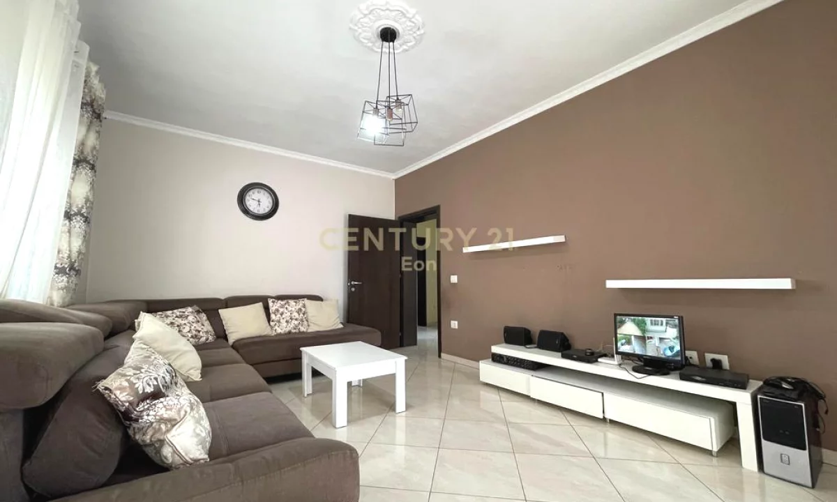 Shtepi ne shitje Shtepi Private ne Durres, 4+1, Mobilimi Pjeserisht e mobiluar, Pagesa 250,000  Euro.