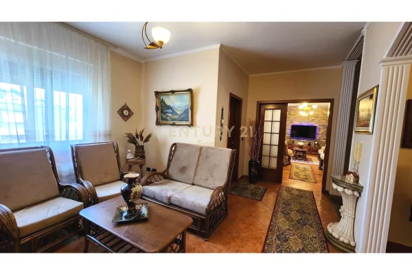 Shtepi ne shitje Apartament ne Durres, 3+1, Mobilimi E mobiluar, Pagesa 295,000  Euro.