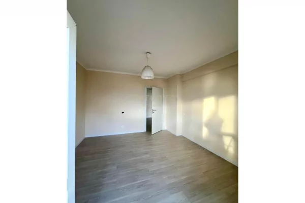 Shtepi ne shitje Apartament ne Durres, 1+1, Mobilimi Bosh, pa mobiluar, Pagesa 175,000  Euro.