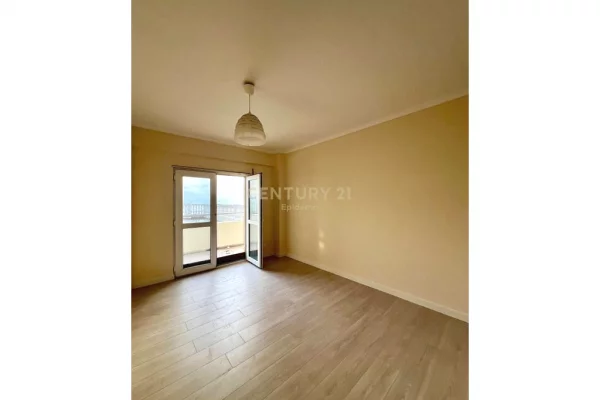 Shtepi ne shitje Apartament ne Durres, 1+1, Mobilimi Bosh, pa mobiluar, Pagesa 175,000  Euro.