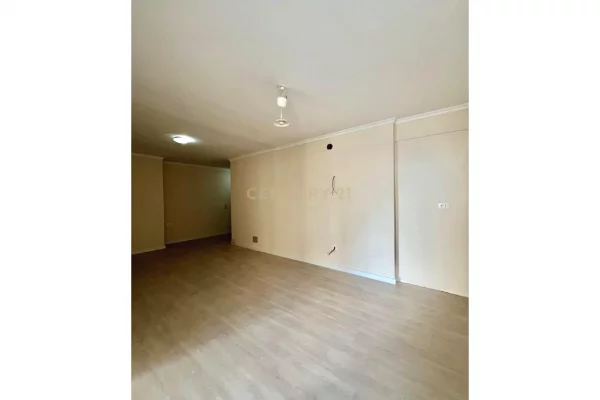 Shtepi ne shitje Apartament ne Durres, 1+1, Mobilimi Bosh, pa mobiluar, Pagesa 175,000  Euro.