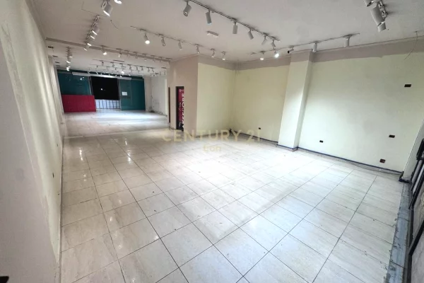 Ambiente Commerciale in Vendita 1+1 a Durazzo - 325,000 Euro