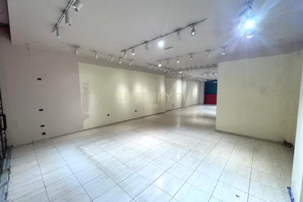 Ambiente Commerciale in Vendita 1+1 a Durazzo - 325,000 Euro