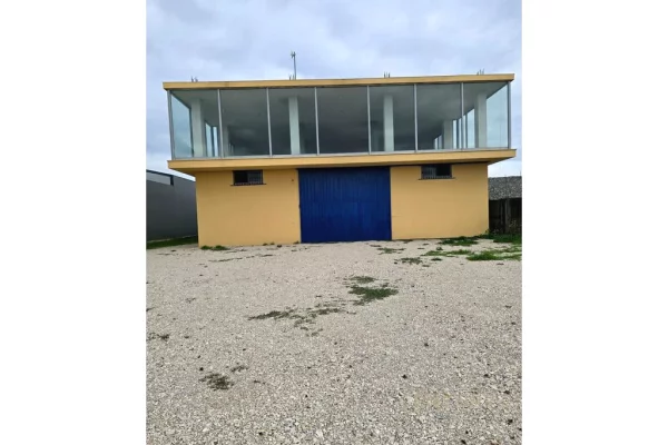 KAPANON EKSKLUZIV NË DALJE TË KAVAJËS – POZICION STRATEGJIK BUZË RRUGËS!