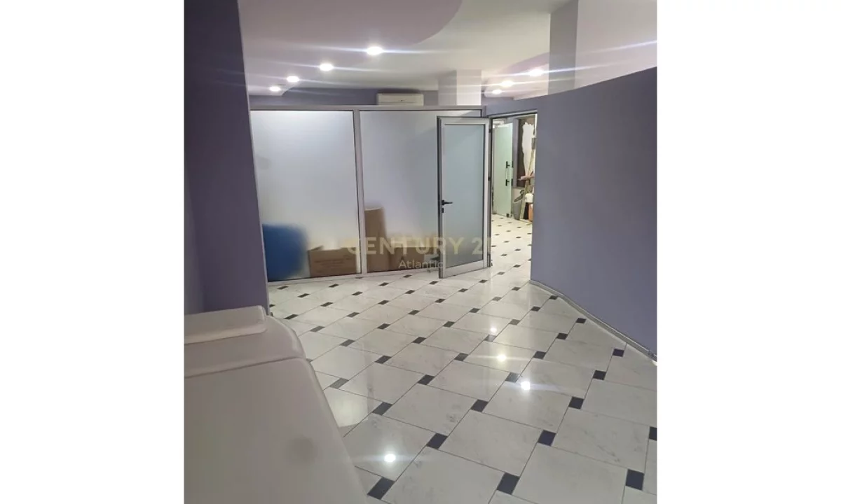 Shitet Ambient Biznesi – Rruga Aleksander Goga, prane Muzeumit, Durres