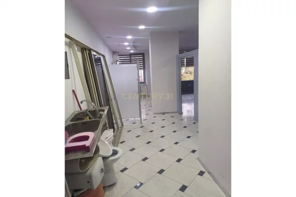 Shitet Ambient Biznesi – Rruga Aleksander Goga, prane Muzeumit, Durres