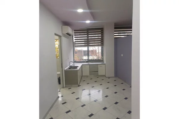 Shitet Ambient Biznesi – Rruga Aleksander Goga, prane Muzeumit, Durres