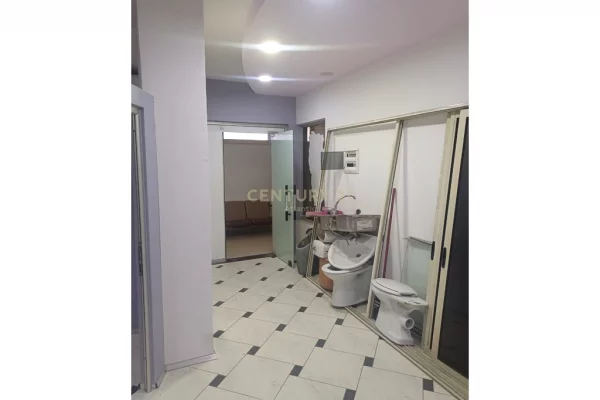 Shitet Ambient Biznesi – Rruga Aleksander Goga, prane Muzeumit, Durres