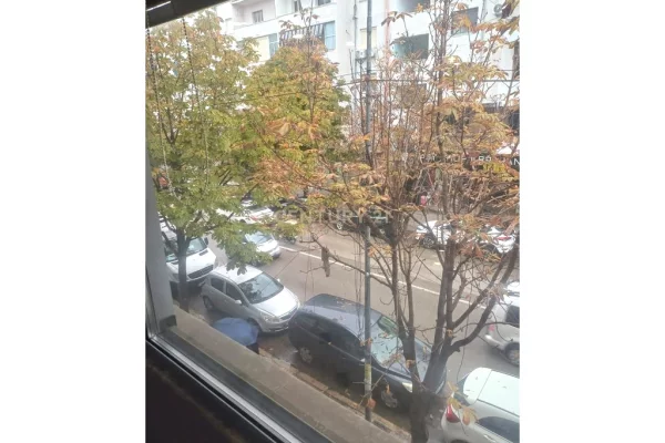 Shitet Ambient Biznesi – Rruga Aleksander Goga, prane Muzeumit, Durres