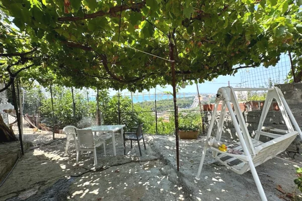 Shtepi ne shitje Apartament ne Durres, 4+1, Mobilimi Bosh, pa mobiluar, Pagesa 220,000  Euro.