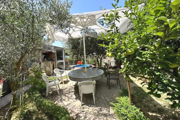 Shtepi ne shitje Apartament ne Durres, 4+1, Mobilimi Bosh, pa mobiluar, Pagesa 220,000  Euro.