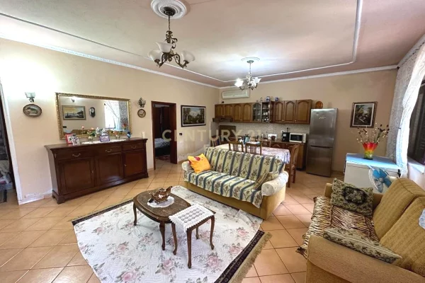 Shtepi ne shitje Apartament ne Durres, 4+1, Mobilimi Bosh, pa mobiluar, Pagesa 220,000  Euro.