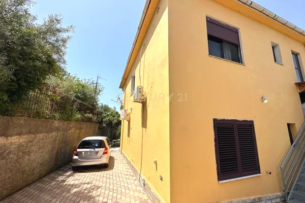 Shtepi ne shitje Apartament ne Durres, 4+1, Mobilimi Bosh, pa mobiluar, Pagesa 220,000  Euro.