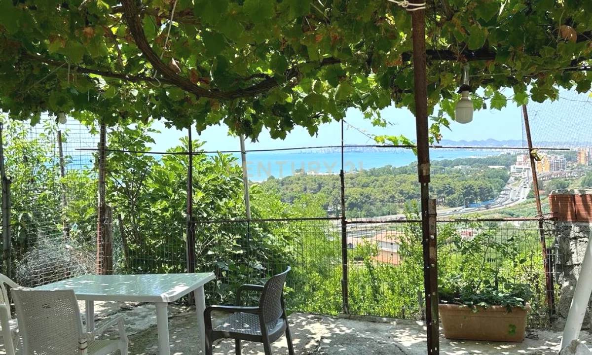 Shtepi ne shitje Apartament ne Durres, 4+1, Mobilimi Bosh, pa mobiluar, Pagesa 220,000  Euro.