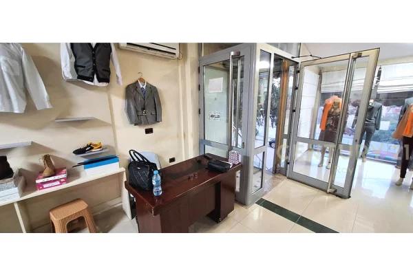 Ambiente Commerciale in Vendita 1+1 a Durazzo - 180,000 Euro