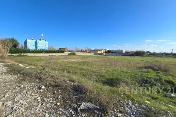 Truall ose Toke ne Durres - 240,000 Euro