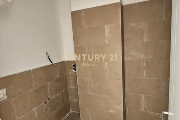 Shtepi ne shitje Apartament ne Durres, 1+1, Mobilimi Bosh, pa mobiluar, Pagesa 90,000  Euro.