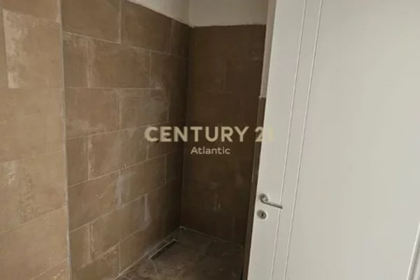 Shtepi ne shitje Apartament ne Durres, 1+1, Mobilimi Bosh, pa mobiluar, Pagesa 90,000  Euro.