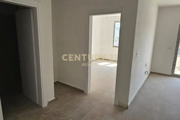 Shtepi ne shitje Apartament ne Durres, 1+1, Mobilimi Bosh, pa mobiluar, Pagesa 90,000  Euro.